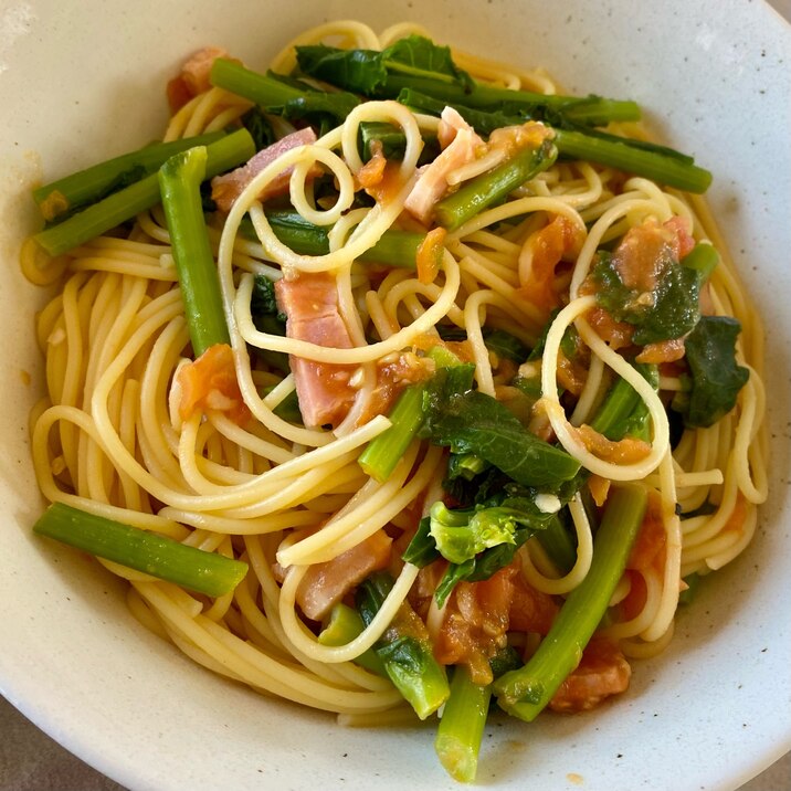 ベーコンと菜の花のトマトパスタ（ペペロンチーノ風）